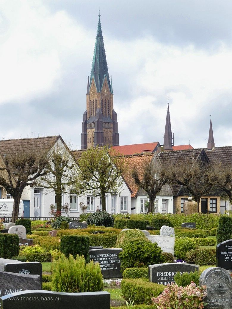 Schleswig - der Holm und der Dom... Schleswig - der Holm und der Dom...
Der Dom zeigt seine neue Verkleidung, der Friedhof der „Holmer Beliebung“ darf nicht betreten werden.
