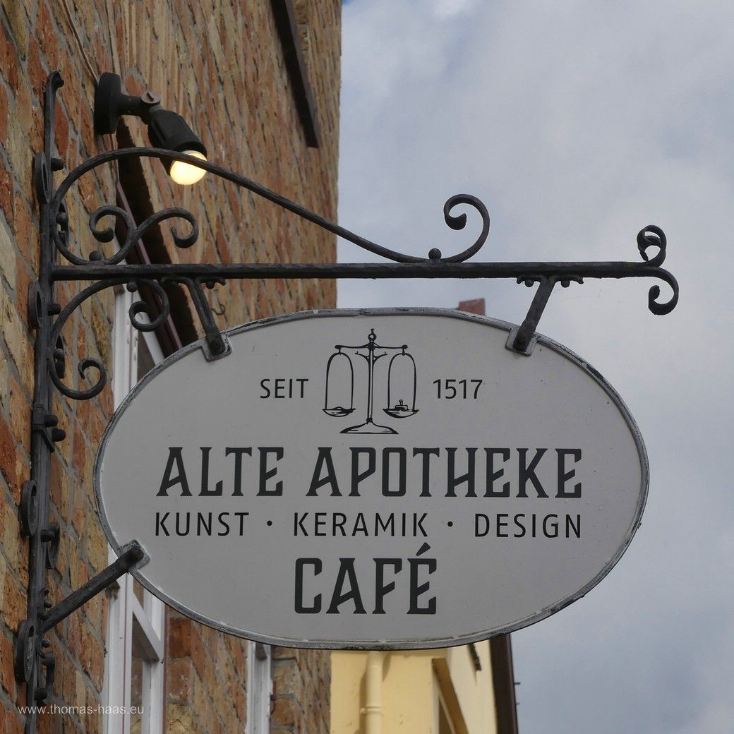 Café-Ausleger am Marktplatz in Schleswig, April 2024