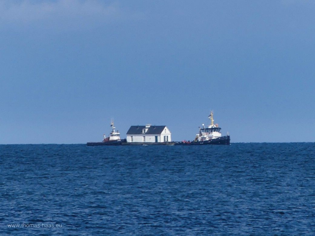 Ein Haus geht auf die Seereise: Schlepperverband mit Holzhaus vor Damp im April 2024 Ein Haus geht auf die Seereise: Schlepperverband mit Holzhaus vor Damp im April 2024