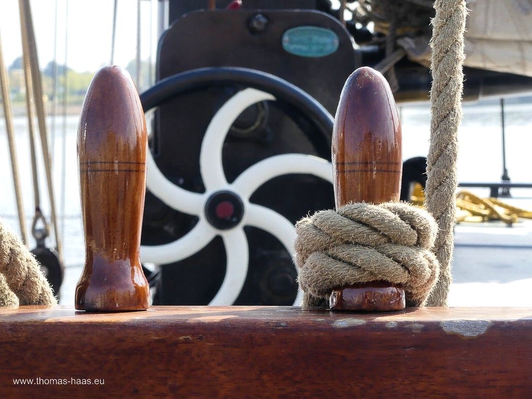 Maritimer Moment in Kappeln: Die „ELEGANT“ liegt für Stunden nur im Südhafen. Nagelbank, Taue, Steuerrad... Maritimer Moment in Kappeln: Die „ELEGANT“ liegt für Stunden nur im Südhafen. Nagelbank, Taue, Steuerrad...