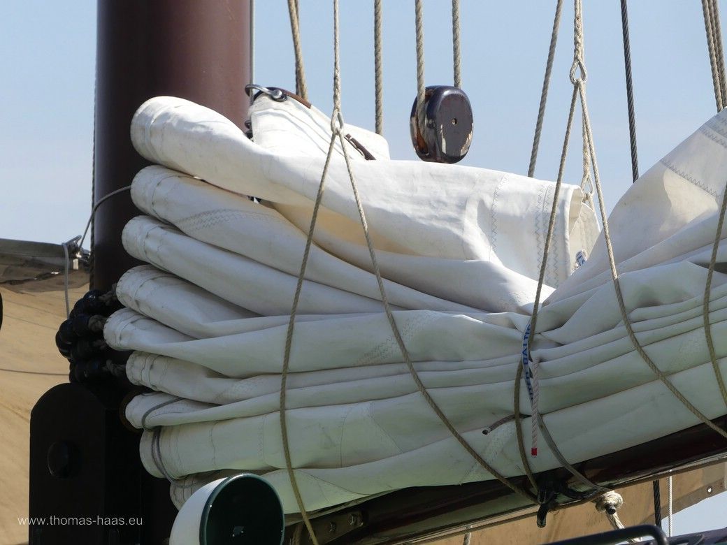 Geraffte Segel warten auf den Einsatz! Geraffte Segel warten auf den Einsatz!