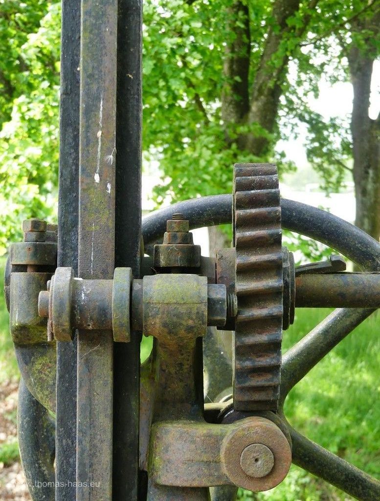 Zahnräder an einem alten Fallenstock, Mai 2024 Fallenstock, manuell und steinalt...