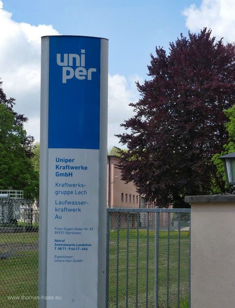 Hinweisstele an der Kraftwerkseinfahrt in Illertissen-Au, Mai 2024 Die Einfahrt am Kraftwerk in Illertissen-Au, Mai 2024