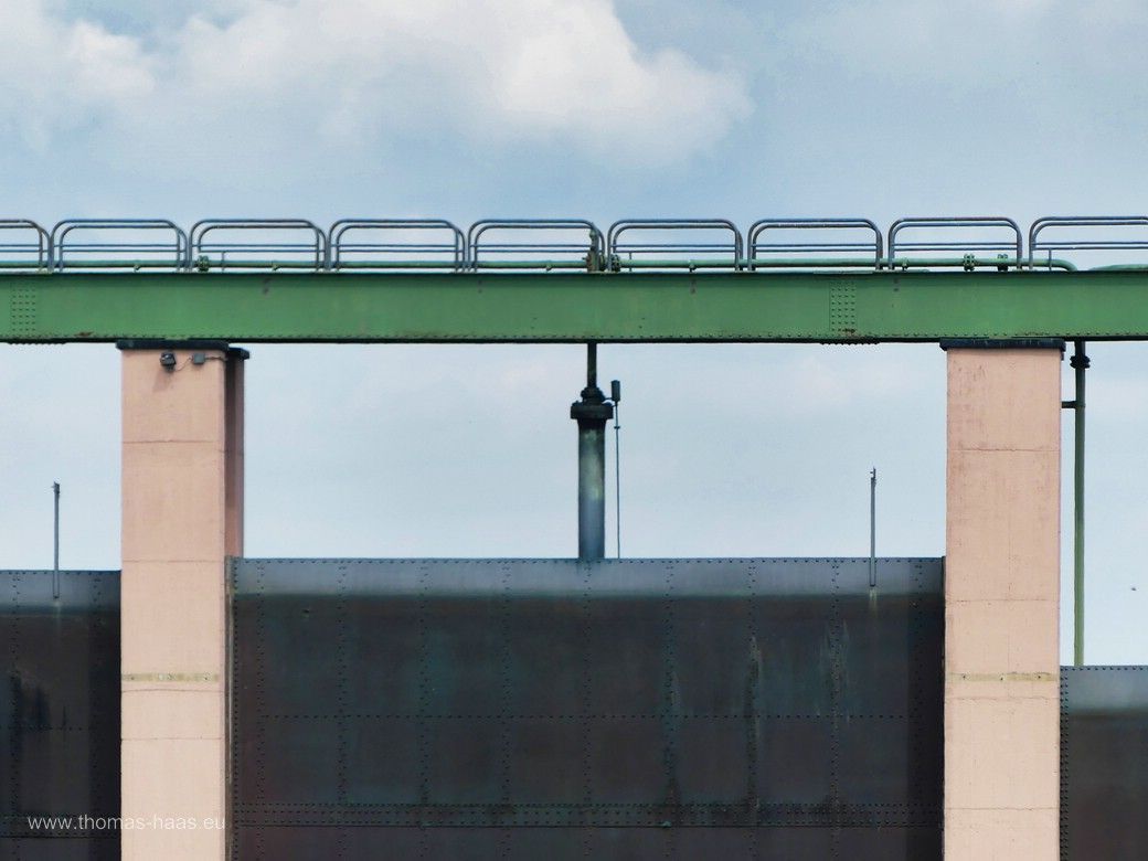 Wasserzulaufsteuerung am Illerkanal bzw. Kraftwerk Au, Mai 2024 Die mächtigen Schieber am Kanal steuern die Wassermengen, Mai 2024
