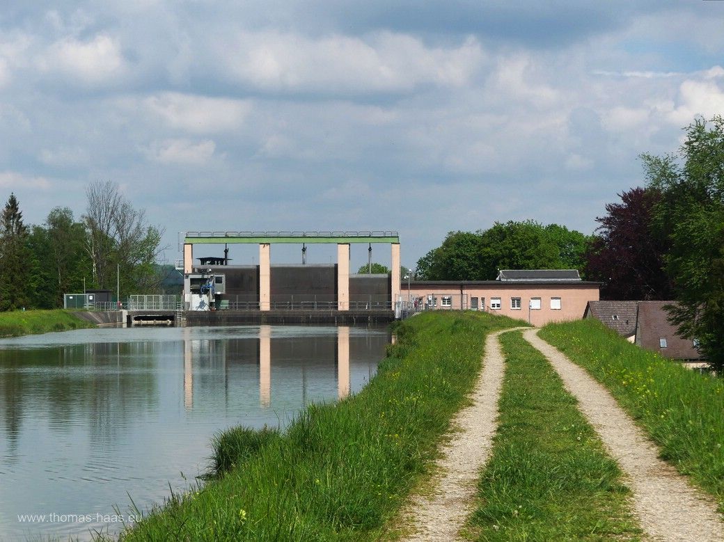 Kraftwerk Au der UIAG, uniper, Mai 2024 Kanal und Wasserkraftwerk der UIAG, uniper, Illertissen-Au im Mai 2024