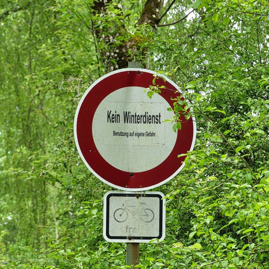 Kein Winterdienst im Wald am Kanal, hätte ich auch nicht erwartet... Mitten im Wald entlang des Kanals gibt es keinen Winterdienst! Wer erwarten denn das?