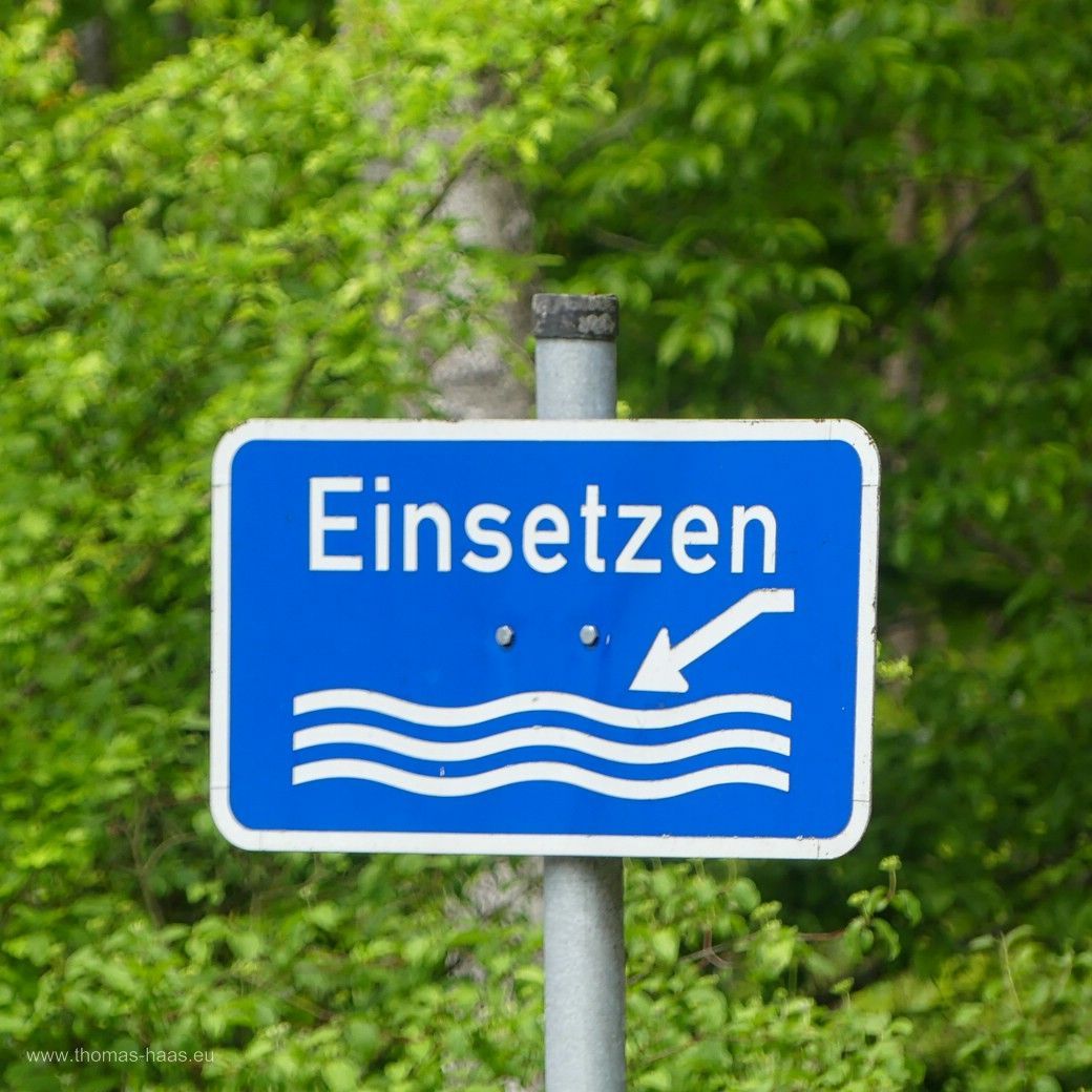 Hinter der Iller-Staustufe darf ein Wasserfahrzeug wieder eingesetzt werden, hier die Hinweistafel, Mai 2024