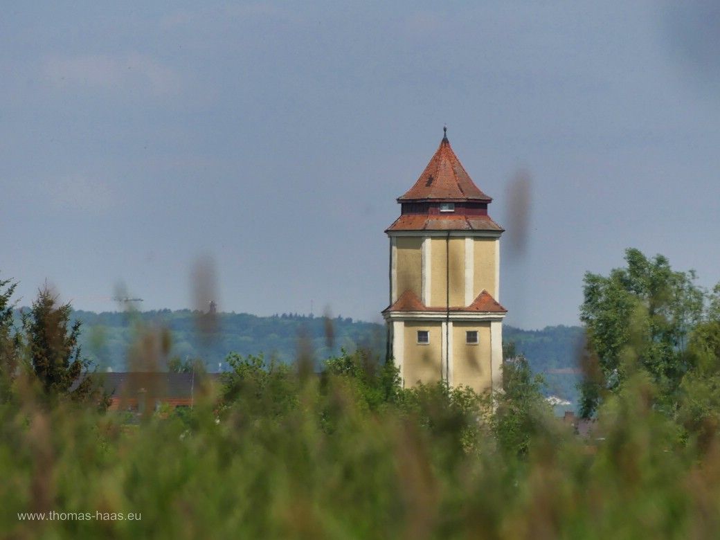 Ulm-Wiblingen, der Wasserturm durch die Felder gesehen, Mai 2024