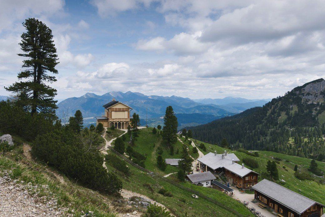 Das Königshaus am Schachen mit dem Schachenhaus Königshaus am Schachen, Mai 2020