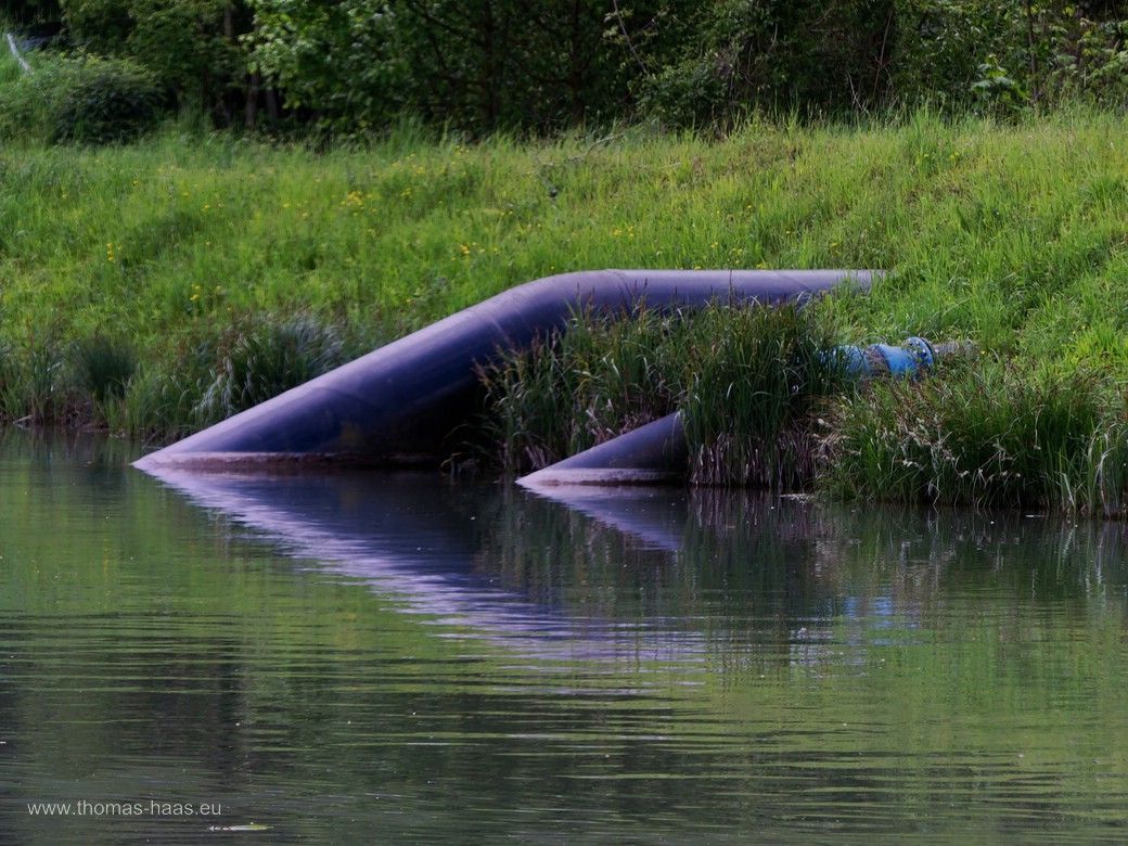 Rohrleitungen am Iller-Kanal, grafisches Motiv, Mai 2024