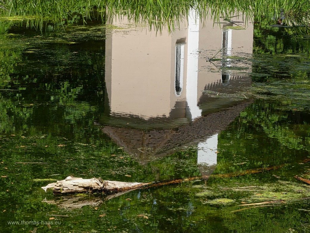 Die Marienkapelle am Binsenweiher als Spiegelung, 2024