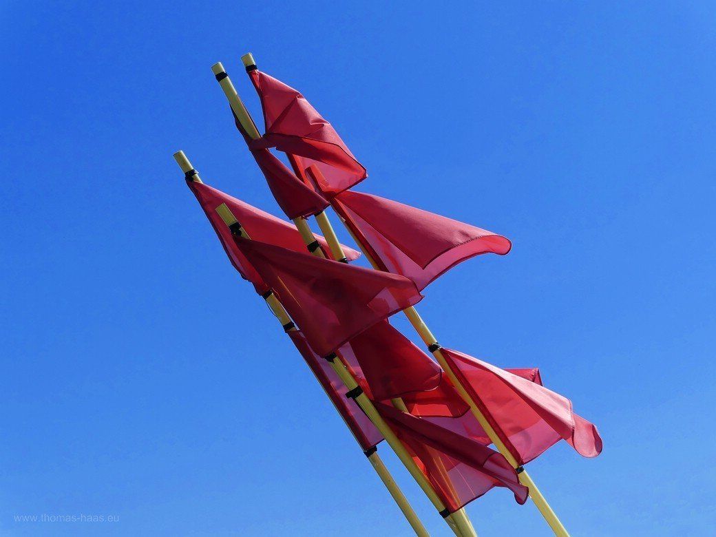 Markierungen für Fischernetzt, Kappeln, 2020 Rote Fähnchen im Wind - Markierungen für Fischernetze