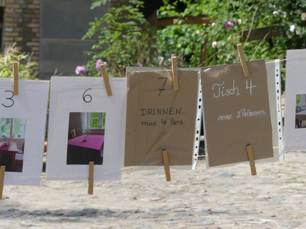 Freie Tische werden auf einer Wäscheleine angezeigt... Freie Tische? Klar, siehe Wäscheleine...
