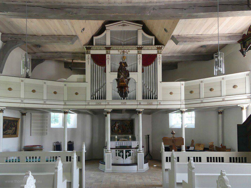 Schifferkirche Arnis, Orgelempore, 2020 Altarwand mit Orgelempore