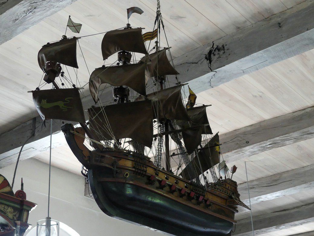 Votivschiff, Stiftung für Rettung in Seenot, Arnis, Foto 2020 Votivschiff in der Schifferkirche Arnis, 2020