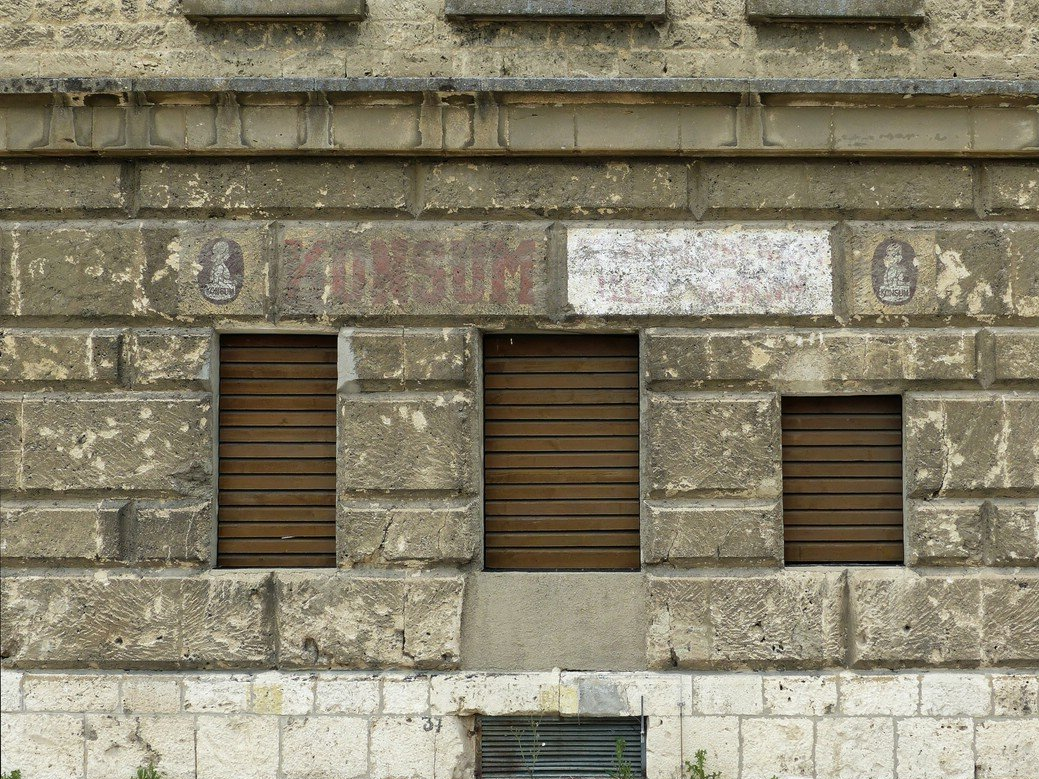 Beschriftung, Fassade, Wilhelmsburg Ulm, 2020 Spurensuche im Hof der Wilhelmsburg, 2020