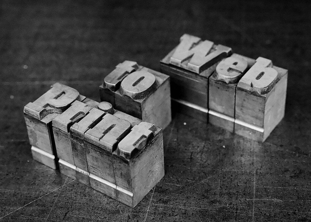 Bleibuchstaben bilden die Worte Web to Print - Bleibuchstaben auf einer Schließplatte.