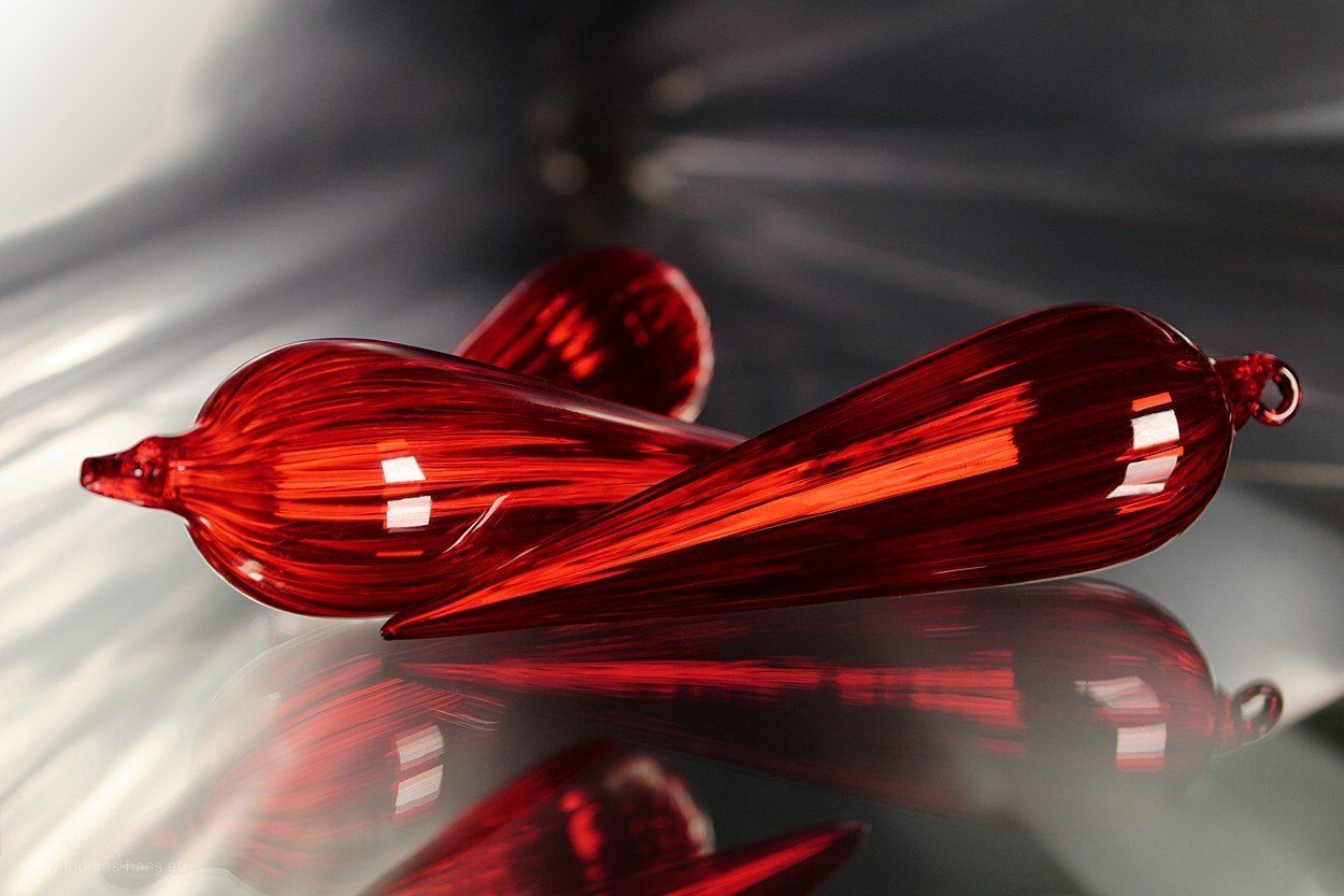 Christbaumschmuck, Glaszapfen in rot Christbaumschmuck, Tabletop, 2018