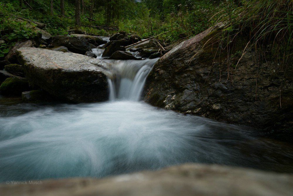 Wasserfall, Bachverlauf, Langzeitbelichtung, 2019 Kleiner Wasserfall als große Inszenierung...