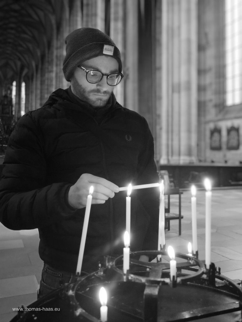 Besucher am Kerzentisch in St, Georg, Dezember 2024 Besucher am Kerzentisch in St, Georg, Dezember 2024