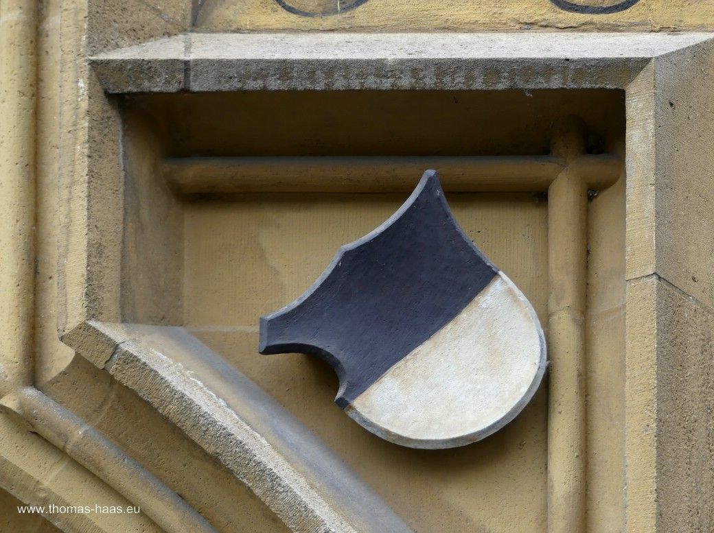 Die Ulmer Farben schwarz und weiß im Stadtwappen, 2023 Die Ulmer Farben, das Stadtwappen am Rathaus zeigt schwarz und weiß...