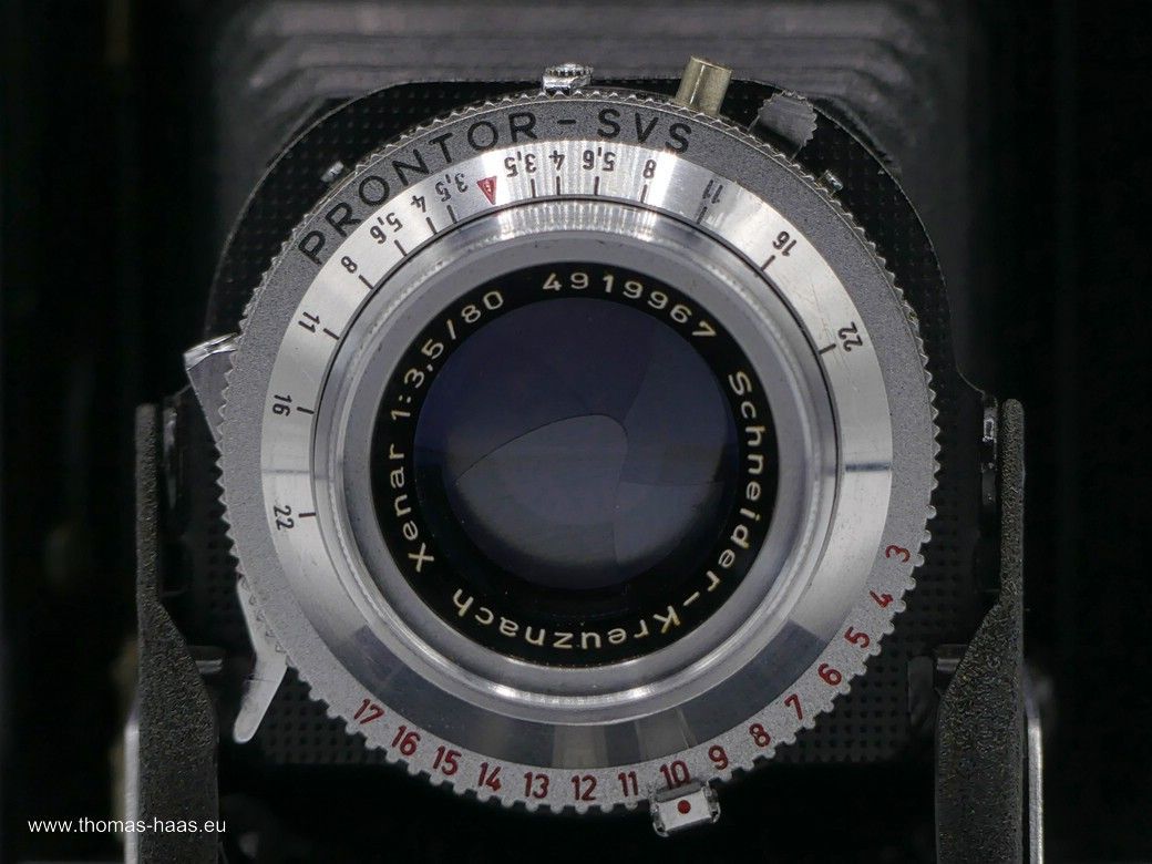 Frontansicht: Objektiv und Verschluss der Franka Solida II L Der Blick auf Objektiv und Verschluss