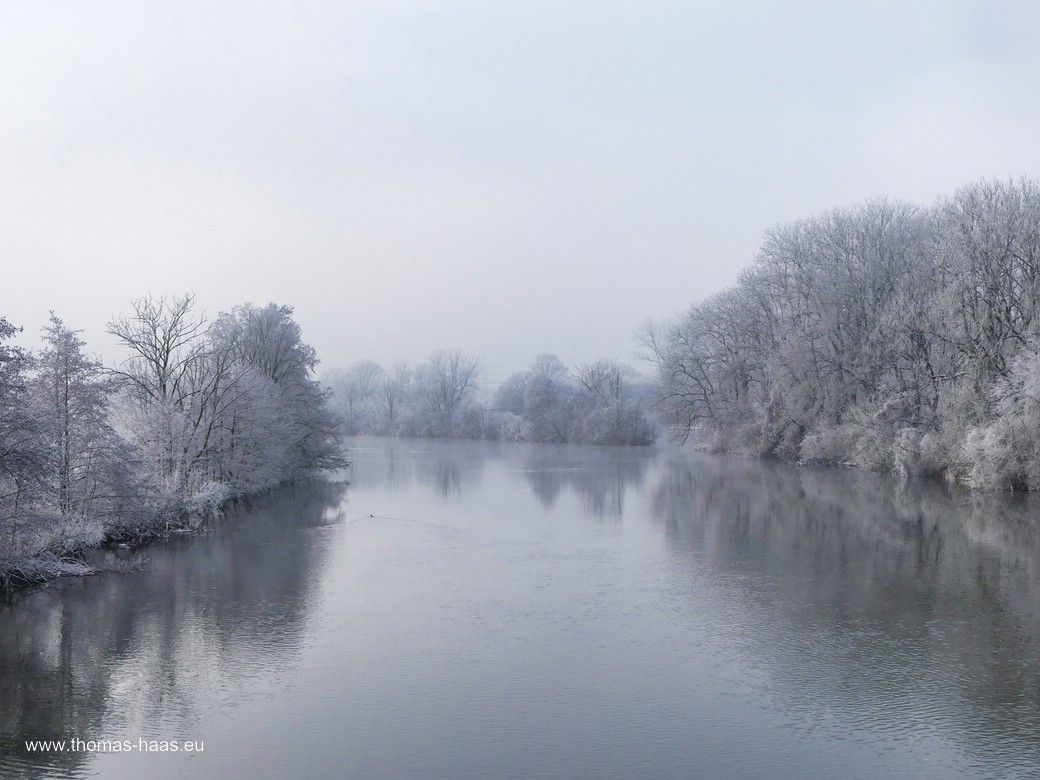 Raureif an der Donau in Ulm, Januar 2023 Die Donau im Industriegebiet Ulm-Donautal, Raureif im Januar 2024