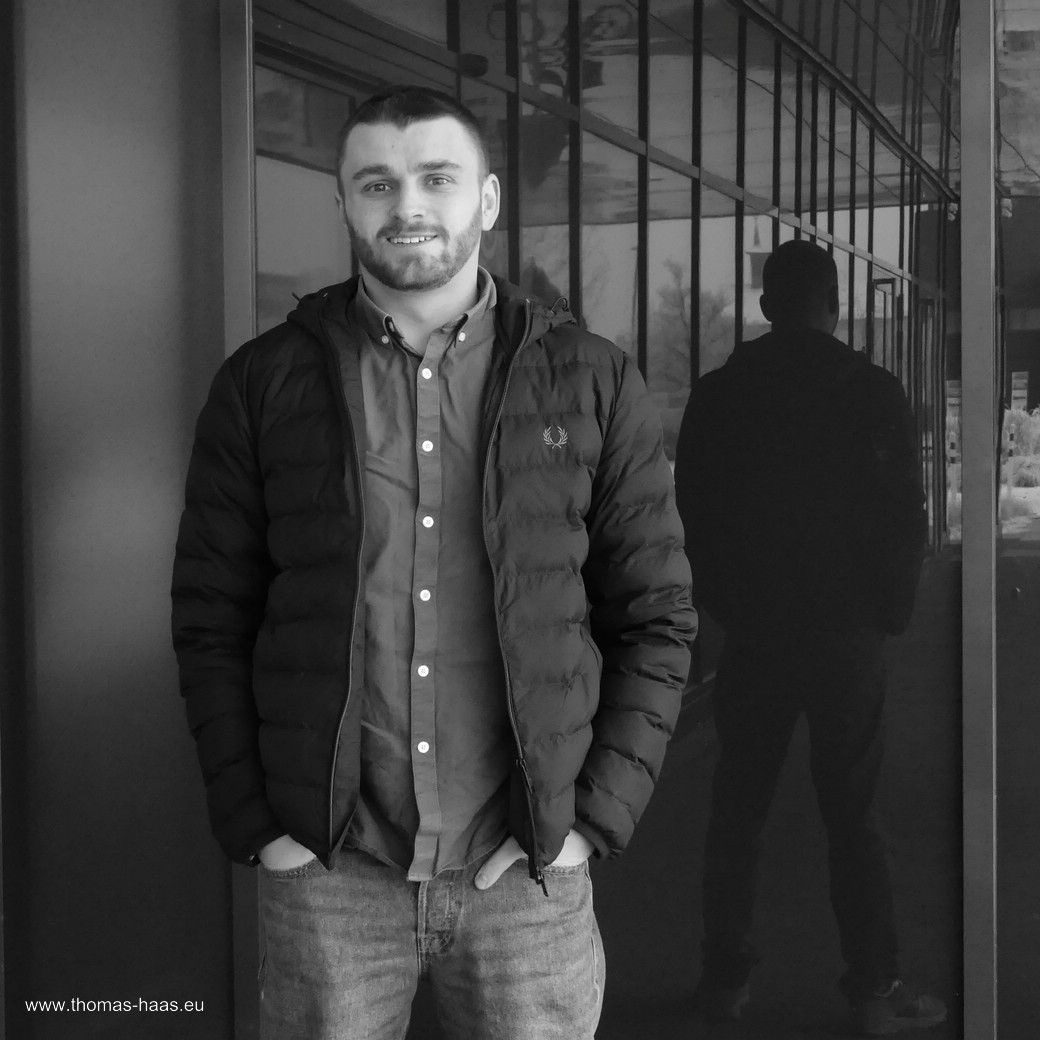 Eine Schneehaube auf einem Zaunpfahl, Dezember 2023 Schneehaube auf einem Zaunpfahl...