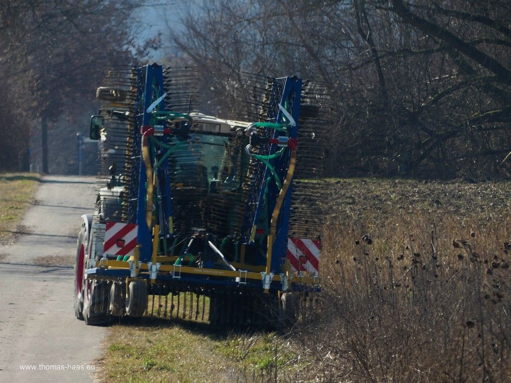 Und dann rückt der Landwirt an! Im Märzen der Bauer... Und dann rückt der Landwirt an!
Im Märzen der Bauer...