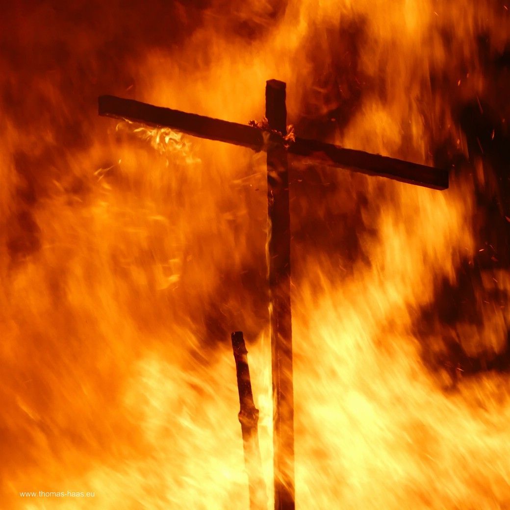 Das tragende Holzkreuz... - Funkenfeuer 2025 Das tragende Holzkreuz... - Funkenfeuer 2025