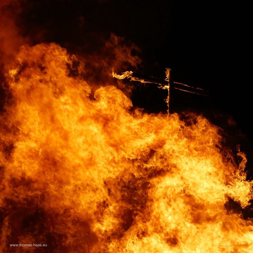Das tragende Holzkreuz... - Funkenfeuer 2025 Das tragende Holzkreuz... - Funkenfeuer 2025