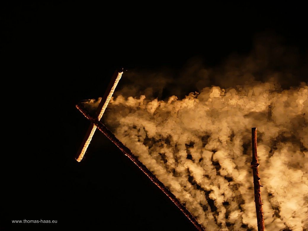 DAs lodernde, dampfende Holzkreuz vor dem Nachthimmel, 2025 „Wie ein himmlisches Zeichen durchbricht das lodernde Kreuz die Dunkelheit, seine Funken und Dampfschleier wie flüchtige Kondensstreifen gegen den Nachthimmel. Ein Symbol des Übergangs – von Winter zu Frühling, von Dunkelheit zu Licht.“
Ein gewaltiges Schlusswort von ChatGPT.