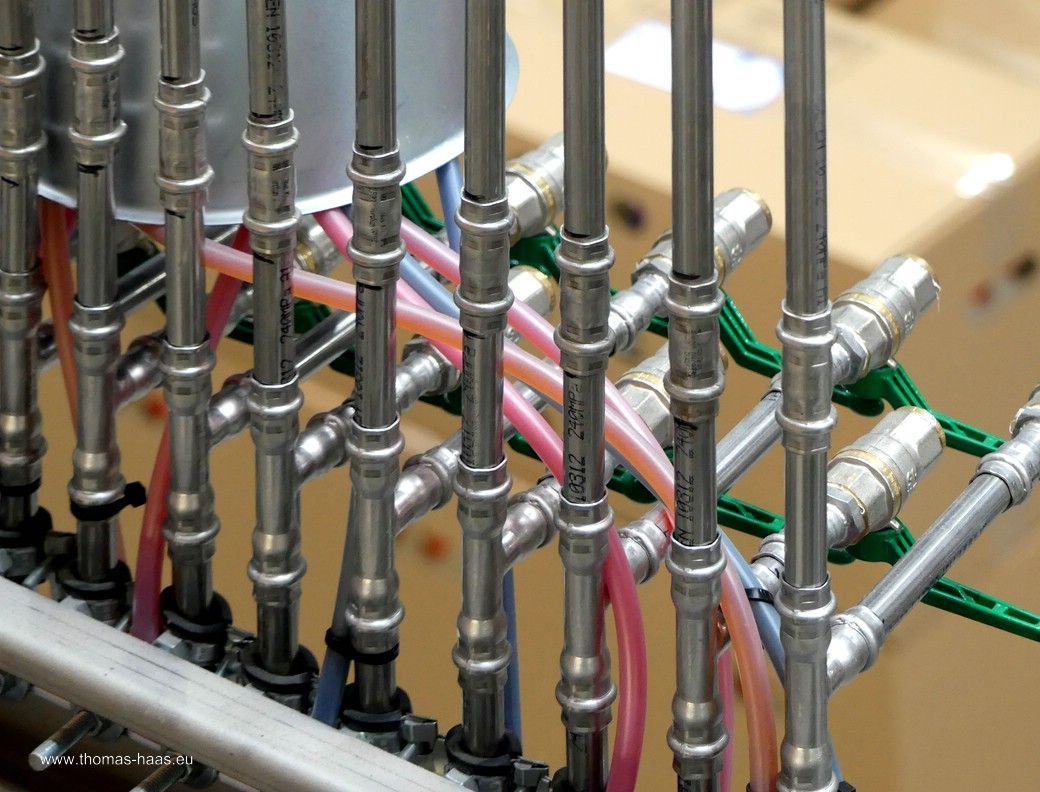 Die (Eier-) Farbe kommt über ein Leitungssystem... Die (Eier-) Farbe kommt über ein Leitungssystem... - Beham GmbH, Ursberg