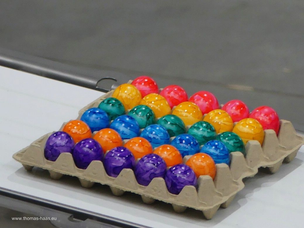Eine bunte Lage Ostereier... Eine bunte Lage Ostereier...