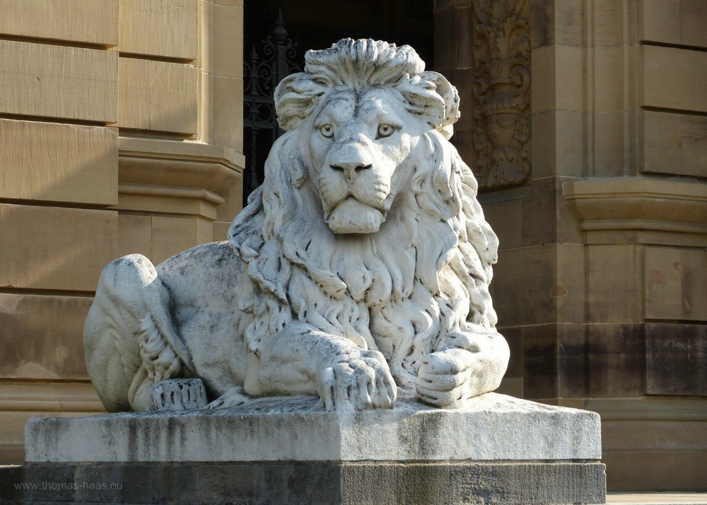 Löwe am Portal, Justizgebäude, Ulm Einer der Löwen am Portal...