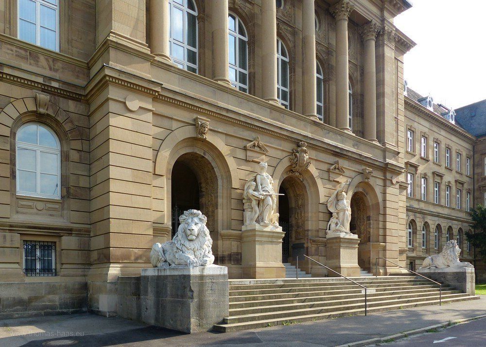 Das Hauptportal am Justizgebäude Ulm...