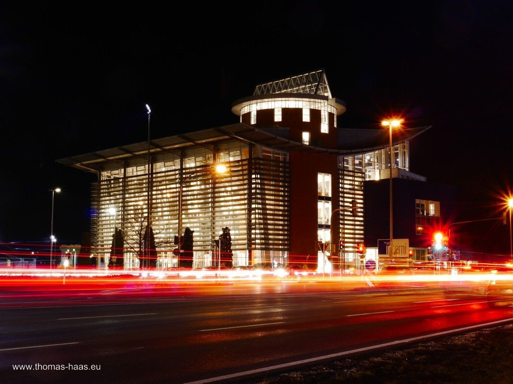 Die Inhofer-Kreuzung in Senden, Nachtaufnahme, Langzeitbelichtung, Februar 2024 Die Inhofer-Kreuzung in Senden/Iller mit dem „interni by Inhofer“ Designer-Möbelhaus, 2024