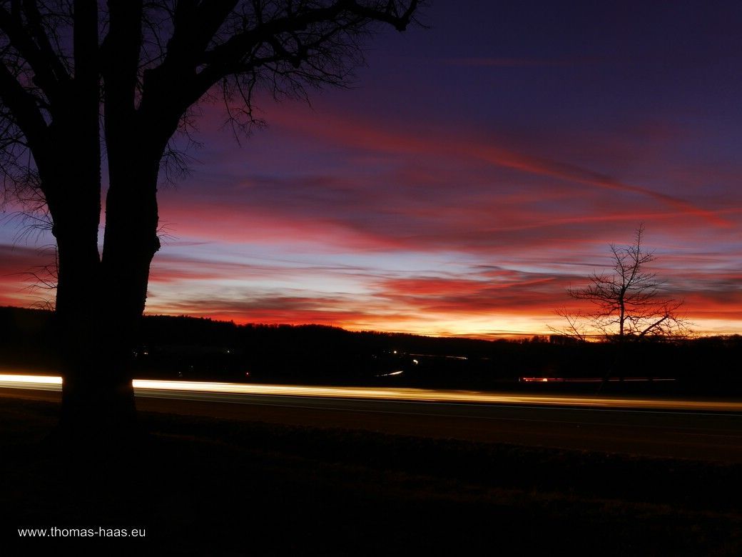 Landschaftsbild, Langzeitbelichtung Abendrot und Lichtspuren der Fahrzeuge, Nattheim, nahe der A7, 02.02.2024