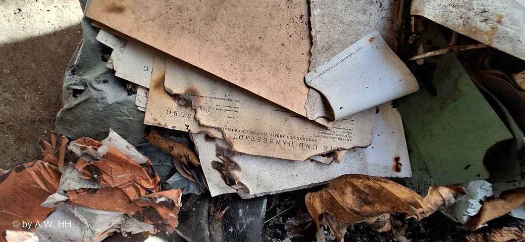 Lost Place als Gastbeitrag von Anke Werner, Hamburg: Angebrannter Behördenkram... Lost Place als Gastbeitrag von Anke Werner, Hamburg. Papiere in der alten Lackfabrik, 2024