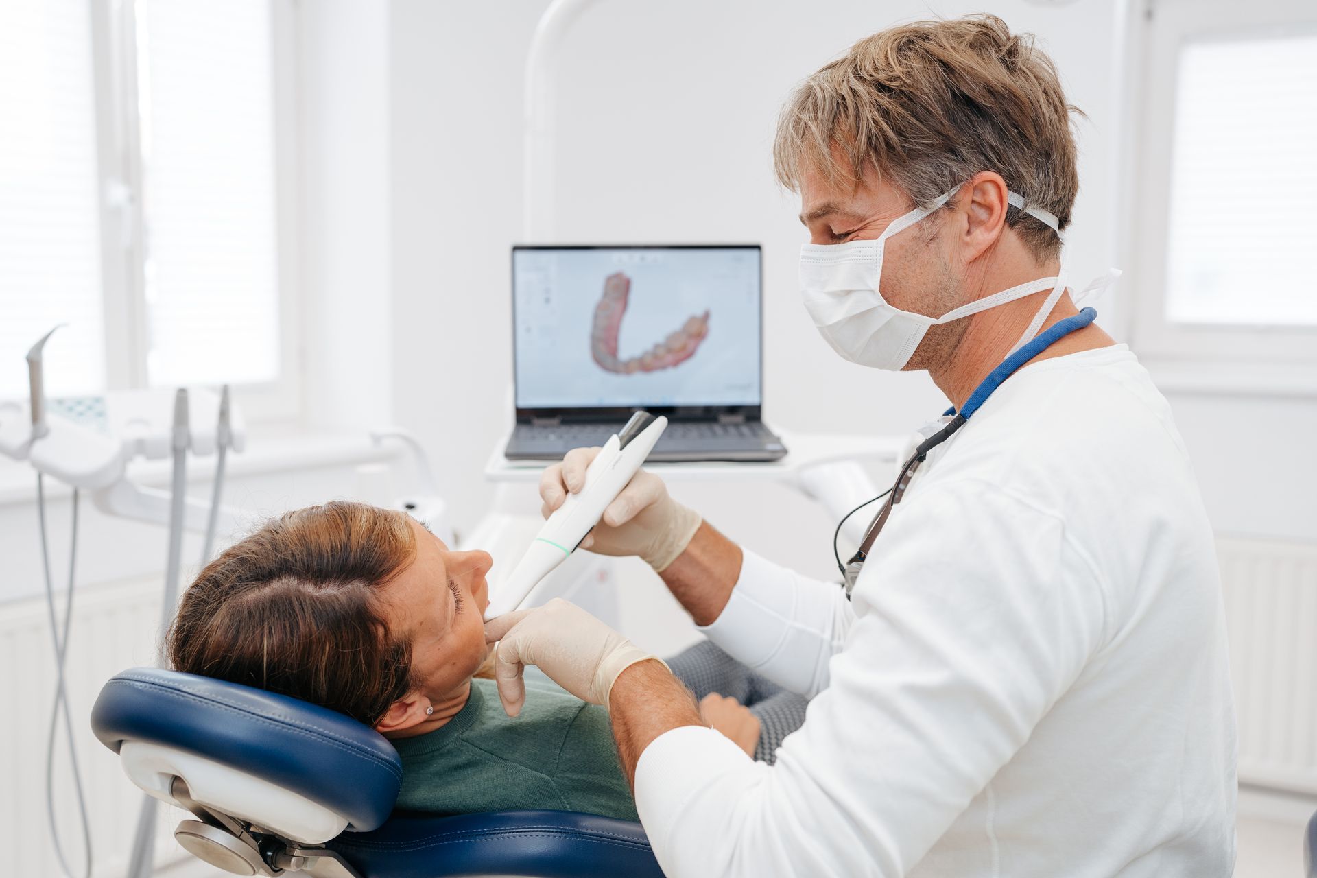 Jens Budde scannt die Zähne einer Patientin mit einem 3D Scanner