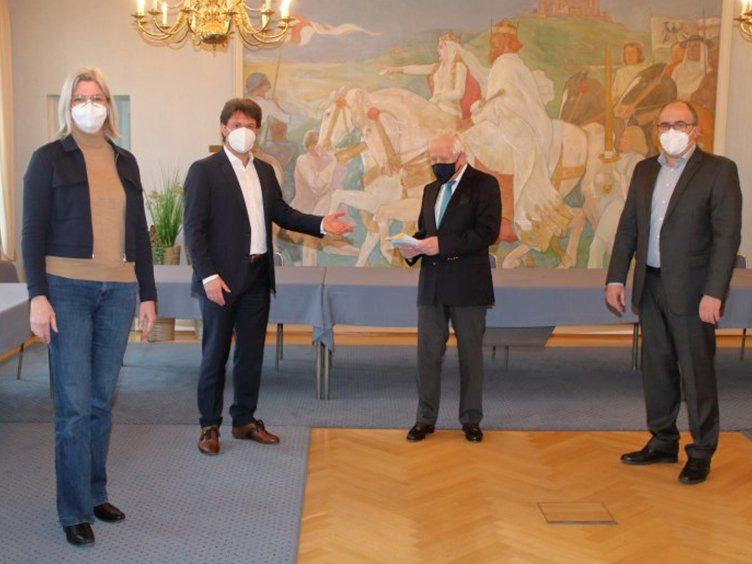 v.l.n.r.: Judith Hagen, Bürgermeister Christoph Glogger, Bernd Kirsch und Thomas Kalbfuß bei der Spendenübergabe