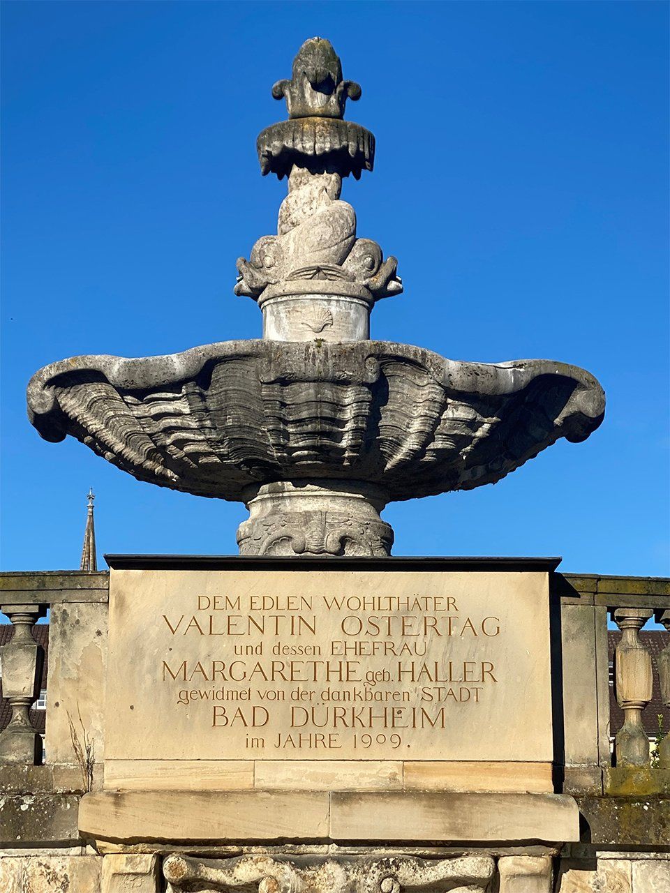 Valentin Ostertag Brunnen mit Sandstein Relief