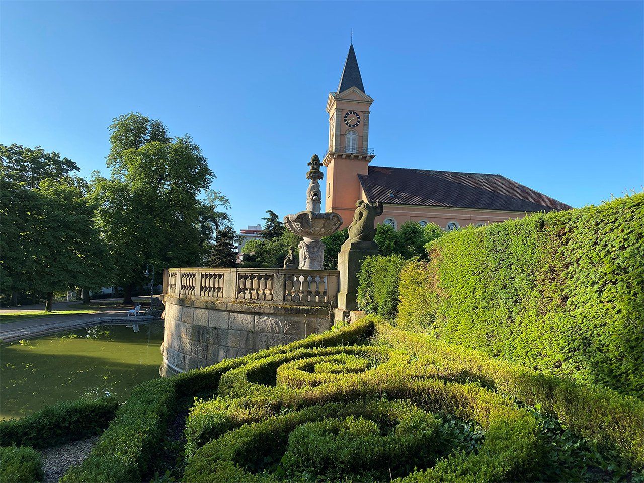 Valentin Ostertag Brunnen im Kurpark mit St. Ludwigskirche