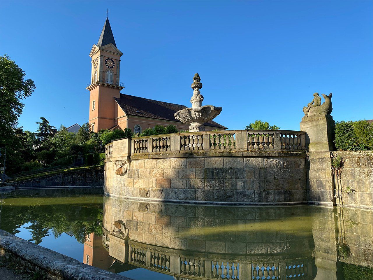 Valentin Ostertag Brunnen im Kurpark mit St. Ludwigskirche