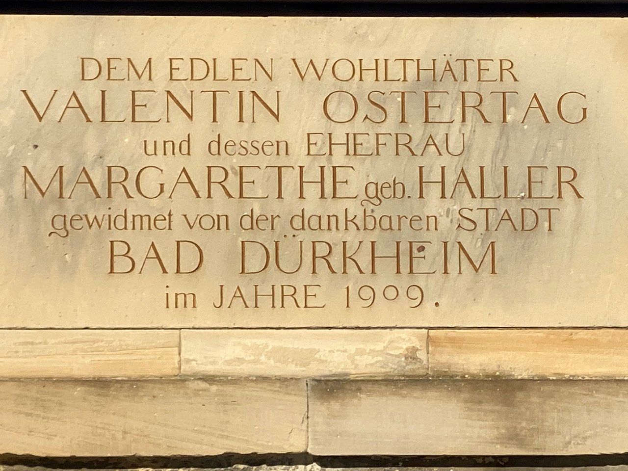 Relief am Brunnen zum Gedenken an Valentin und Margarethe Ostertag