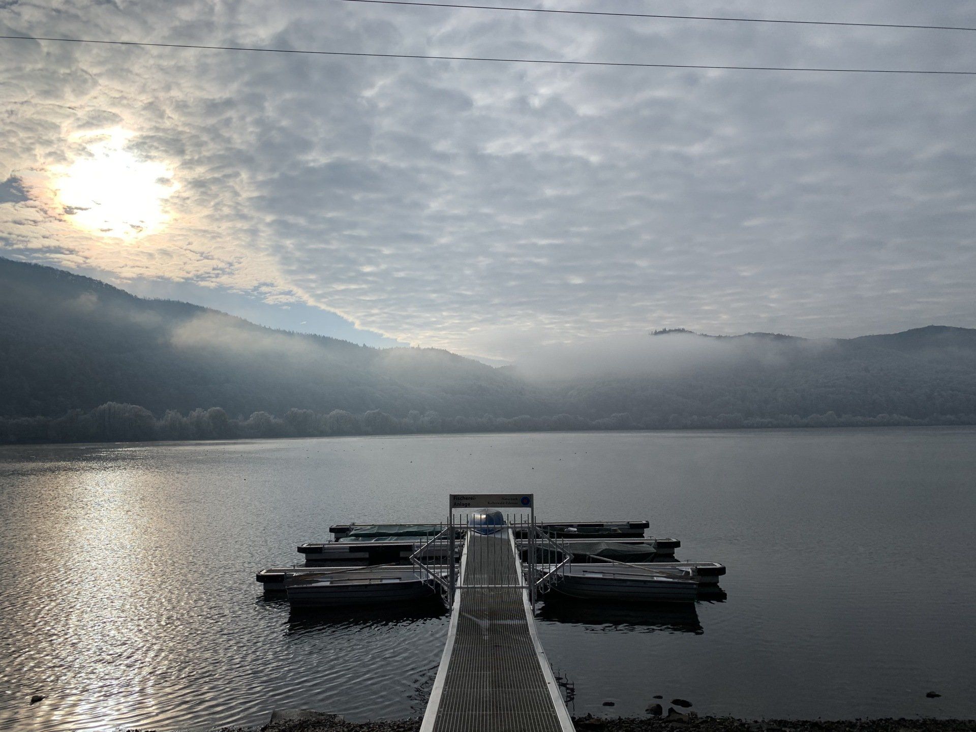 Zu sehen ist ein Bootsanleger auf dem Affoldener See.