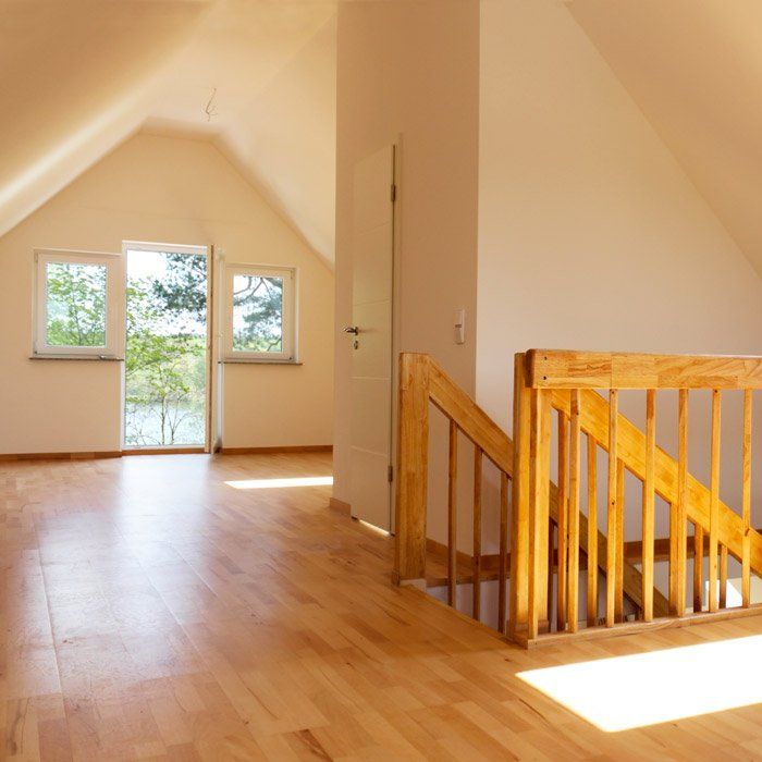 Holz kann viel – wir auch!  Dachbodenausbau, Verlegung von Holzböden, Holzdecken.
