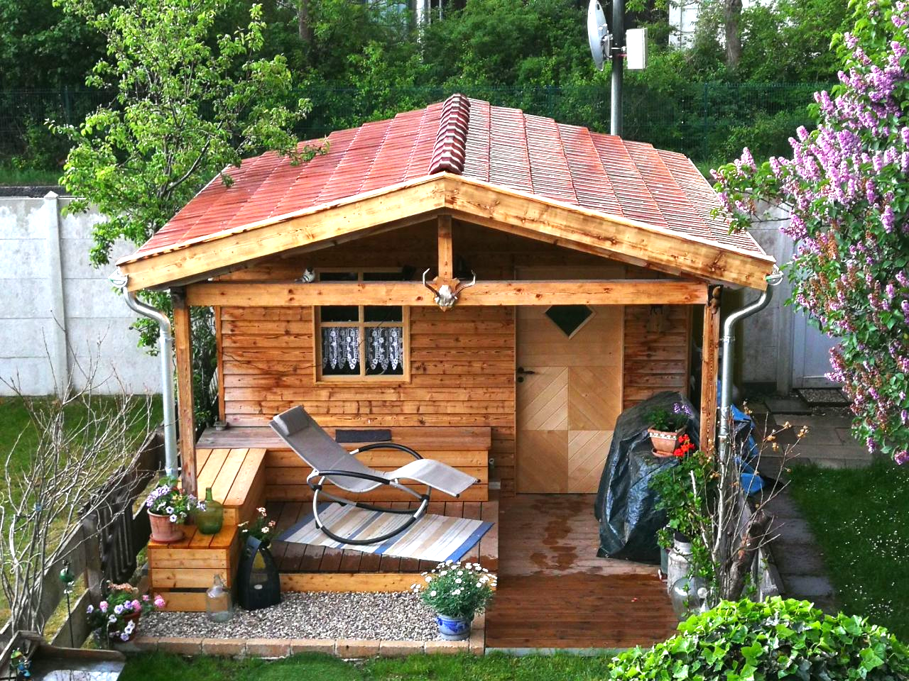Wir fertigen Ihnen Terrassen, Gartenhäuser, Carports, Sichtschutz und Holzbänke an