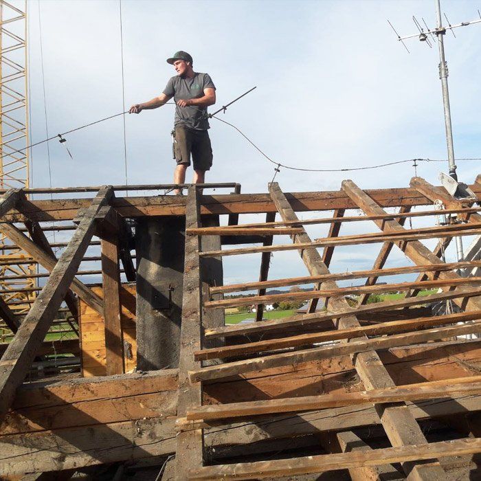 Bei Ihrer Hausaufstockung bauen wir das oberste Stockwerk zurück und übernehmen den Neuaufbau