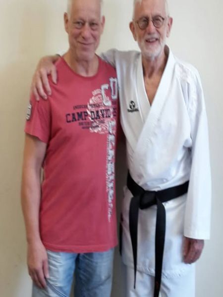 Michael mit Shihan Rob Zwartjes † 9° Dan Wado Ryu Michael mit Shihan Rob Zwartjes †
9° Dan Wado Ryu